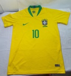 Camisa oficial da Seleção Brasileira com as cinco estrelas, em perfeito estado, Nike, tamanho L.