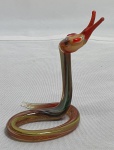 Souvenir - Pequena e delicada cobra em vidro de murano colorido medindo 7,5cm de altura, 4cm de largura por 5cm de profundidade.