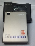 Antigo FM Walkman Sony, funciona a pilha que não acompanha o aparelho,  funcionando sem garantia.