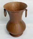 Antigo vaso em cobre martelado de Mathias Hamacher,  com alça para pendurar., medindo 17cm de altura por 10,5cm de diâmetro.