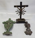 Arte Sacra - Três pequenas peças sendo um anjo em metal com as asas quebradas medindo 9,5cm,  um crucifixo em madeira com Cristo em metal, medindo 13cm e outro crucifixo todo em metal sem a base, medindo 14cm, vendidos no estado.