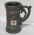 Miniatura - Miniatura de caneco de Chopp Espanhola  de Santiago de Compostela em estanho minuciosamente trabalhada, com escudo, medindo 6cm de altura por 5,5cm da boca até a asa.