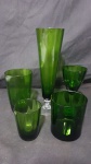 Cinco magnificas peças em cristal francês na cor verde caneladas pelo interior sendo uma tulipa , uma taça de vinho, um copo de água , um copo de wisk e um para drinks medindo respectivamente23,5cm, 14cm, 12cm, 9cm e 8cm .