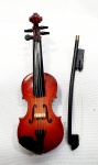 Miniatura- Miniatura de instrumento musical. O Violino tem sua origem vinda de instrumentos trazidos do leste da Europa do Império Bizantino. Os primeirosviolinosforam feitos na Itália entre os meados do fim do século XVI e o início do século XVII, evoluindo de antecessores como a Rebec, a Vielle e a Lyra da Braccio. A sua criação é atribuída ao italiano Gasparo de Salò, medindo 9cm.