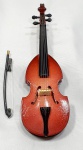 Miniatura-Miniatura de instrumento musical. OViolonceloé um instrumento da família dos instrumentos de corda. O termo violoncelo foi introduzido na língua portuguesa no século XX. ... Uma das primeiras citações sobre ovioloncelofoi numa coleção de sonatas italianas anônimas, datada de 1665. Tornou-se popular como instrumento solista nos séculos XVII e XVIII, medindo 15cm.