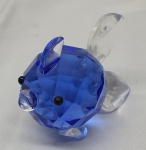 Delicado  peixe em cristal azul e transparente com ricos detalhes, medindo 5,5cm X 8cm.