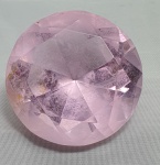 Cristal- Belo peso para papel em cristal  rosa no formato de diamante, manchado, vendido no estado, medindo 5,5cm de altura por 8cm de diâmetro.