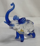 Murano - Belo elefante em vidro de murano estilo indiano.O elefante é associado à Buda e à deidade Indiana, Ganesha, podendo ser usado para simbolizar energia, prosperidade, conhecimento, força, proteção da casa, fertilidade e, no geral, boa sorte, medindo 10cm de altura por 10cm de comprimento.