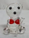 Cristal - Urso  panda em cristal translúcido, orelhas,  nariz e olhos pretos, gravata vermelha, medindo 6cm de altura .