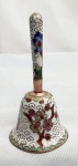 Cloisonné  - Pequenino e belo sino em cloisonné com fundo branco e desenhos florais contornado em cobre, medindo 9cm de altura por 4,5cm de diâmetro.