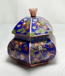 Cloisonné -   Belo potiche em Cloisonné sextavado com desenhos florais e pássaro, medindo 7,5cm de altura por 5,5cmcm de diagonal.