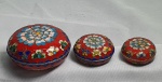 Cloisonné  - Kit contendo três porta anéis ou remédio em cloisonné com fundo em vermelho com desenhos florais e borboletas,  medindo  o maior 3,5cm X 7,5cm,  o do meio 2,5cm X 5cm e o menor 2cm X 4cm.