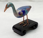 Cloisonné  - Belíssimo e pequeno pássaro colorido em antigo cloisonné com base em madeira, medindo 8cm de altura por 8cm de comprimento maior  com a base, sem base 6,5cm por 7cm.