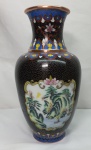 Cloisonné  - Belíssimo vaso em cloisonné com fundo em preto, imagens coloridas típicas,  pássaro, rio, flores, medindo 31cm de altura por 16cm de diâmetro de bojo maior.