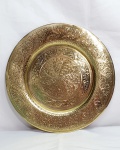 Belíssima bandeja em metal dourado provavelmente Marroquino,  com ricos desenhos característicos em baixo relevo, medindo 26,5cm de diâmetro.