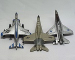 Miniatura  - Três miniaturas de aviões de guerra,  apresenta marcas de uso,  vendido no estado,  medindo 10,5cm.