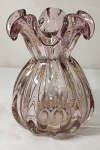 Murano - Belíssimo jarro em pesado vidro de murano lilás com pó de ouro,  design trouxinha medindo 18cm de altura por 13cm de diâmetro maior.