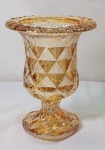 Demi Cristal- Pequeno e  belo jarro em demi cristal âmbar no formato de taça,  com rico trabalho, medindo 14cm de altura por 11cm de diâmetro.