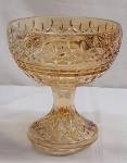 Cristal - Pequeno centro de mesa uveira com pé, no formato de taça em cristal ricamente trabalhado,  medindo  15cm de altura por  13,5cm de diâmetro.