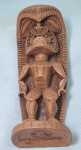 Arte Hawaiana - Escultura em resina Coco Joe's of Hawaii .       Coco Joe's, localizada em Punaluu, Havaí, era uma fabricante de lembranças de resina à base de lava  vendida no Hawaii.       COCO JOE'S HAWAII - Escultura tribal com ricos detalhes, construído em resina com pó vulcânico. Exemplar de coleção e em excelente estado.        K é o deus da guerra. Ele era conhecido como um deus muito feroz.ele é o único deus que requer sacrifício humano. Pessoas foram mortas em seu altar como um presente.K reina oito meses por ano, o tempo de guerra quando a linha hereditária de governantes  Alii  atacam uns aos outros para tentar roubar as terras uns dos outros, medindo 14cm.