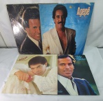 Quatro antigos LPs de famosos cantores, sendo Agepê 1989, Wando 1988 e dois  Julio Iglesias 1981 e 1989 .