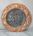 Antiguidade  - Antigo prato de parede em antimônio com borda patinada em bronze, imagem em alto relevo de uma antiga família europeia provavelmente alemã com um homem tocando cítara, medindo 25,5cm de diâmetro.