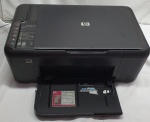 Impressora HP Deskjet F4480, ligando, precisando trocar cartucho e revisão, acompanha fonte .