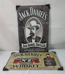 Par de placas em metal, aço reciclado para cuidarmos do nosso Planeta, estilo vintage, com imagem do whisky Jack Daniels e outra com foto de Jack Daniels Distiller. O famoso uísque Jack Daniel's, criado em 1875 pela Jack Daniel Distillery, no Tennessee (EUA), teve a ajuda essencial de um escravo negro.Essa é a nova história oficial que a marca começou a contar sobre sua origem.A história, até então, era que Jack Daniel, ainda um adolescente, aprendera o processo                 de destilação e instruções de receita com um pastor e merceeiro de Lynchburg chamado Dan Call. Agora, a marca revelou que o verdadeiro conselheiro de Daniel era um dos escravos de Call, chamado Nearis Green. Medindo 20cmX30cm.