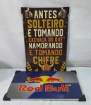 Par de placas em metal, aço reciclado para cuidarmos do nosso Planeta, estilo vintage, com imagem da Red Bull  e outra com frase de piadas, medindo 20cmX30cm.