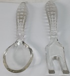 Par de peças em demi cristal sendo um garfo com batida seca,( ostra) medindo 21,5cm e uma colher medindo 21,5cm.