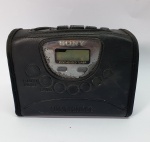 Antigo Walkman Sony, com case em couro, não testado, vendido no estado.