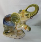 Grandioso elefante indiano em cerâmica vitrificada, pequena falha na pintura,  medindo 25,5cm de altura por 30cm de comprimento.