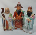 Três deuses afortunados chineses em porcelana medindo 9,5cm, 10cm e 11cm. Deus da longevidade (Shou), Prosperidade (Lu) e Fortuna (Fu)Estas três figuras são representações das três estrelas do cinturão de Órion, popularmente conhecidos no Brasil como As Três Marias. Eles são Fu Xing, Lu Xing e Shou Xing (xing significa estrela).