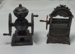 Par de antigas miniaturas em metal, com apontador acoplado sendo um antigo moedor de café medindo 7cm e esticador de massa medindo 7cm .