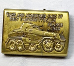 Isqueiro em metal dourado com pátina em preto com imagem em baixo relevo de um  carro blindado do 7 panzer divisão França 1940 da marca Bohai,  novo, funcionando precisando colocar fluido.