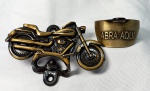 Par de abridores de garrafas para parede em metal estilo vintage modelo de uma moto dourada com pátina preta medindo 10cmX6,5cm  e uma placa dourada com pátina preta, com dizeres ABRA AQUI, medindo 4,5cmX5,5cm.