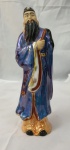 Estatueta em porcelana vitrificada do conhecido Lu Dongbinque é um dos Oito Imortais, um grupo dedivindades míticas, amplamente conhecidas e reverenciadas na cultura tradicional e nofolclorepopular chinês. Mas, na verdade, Lu Dongbin foi uma pessoa real na história, medindo 23cm de altura .