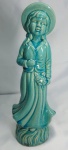 Bela escultura de uma menina em porcelana craquelada vitrificada, com tonalidades verde e azul, em perfeito estado,  medindo 37cm de altura.