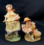 Par de esculturas em resina uma com ricos detalhes, representando uma menina colhendo flores medindo 12cm de altura e outra representando uma senhora vendendo flores com saia e calça em tecido, mesmo 18cm de altura.
