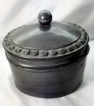 Pote em pesada resina com tampa medindo 20cm de altura por 18cmX21,5cm.
