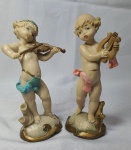 Par de estatuetas, Querubins em resina tocando instrumento musical ricamente detalhada, medindo 12cm de altura.
