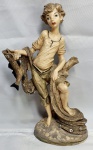 Antiga e bela estatueta em resina italiana representando um menino pescador, ricamente detalhada medindo 25,5cm de altura.