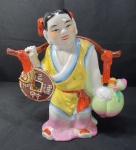 Porcelana-Estatueta representando uma mulher oriental carregando potes de água,  ricamente detalhada em porcelana vitrificada, colorida com detalhes dourados medindo 20cm de altura.