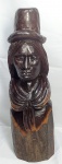 Escultura entalhada em tronco de madeira maciça do busto de uma mulher, provavelmente boliviana, ricamente detalhada do escultor Benavidez feita em 1974, assinada, medindo 37cm de altura.
