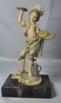 Antiga e belíssima escultura em resina italiana representando um menino vendendo pizza com base em pedra de granito, ricamente detalhada,  medindo 19cm de altura por 7cmX10cm de base