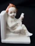 Antiga e pequena estatueta de um violeiro da década de 60 em porcelana medindo 9cm de altura por 8cm de comprimento.