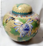 Cloisonné- Pontiche em cloisonné bege bojudo com imagens florais e borboletas, medindo 15cm de altura por 14,5cm de diâmetro maior.