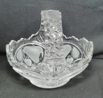 Cristal- Belíssima cesta em cristal Tcheco com riquíssima lapidação em frutas  medindo 18cm de altura,  15cm de profundidade por 20,5cm de comprimento.