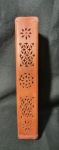 Belo incensário, indiano, box em madeira com detalhes talhados á mão,  medindo 5,5cm de altura, 5,8cm de profundidade  por 30,5cm de comprimento.