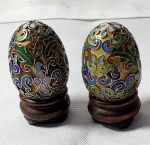 Souvenir- Par de miniatura de ovo da sorte em cloisonné,  acompanha base de madeira, medindo 4,5cm de altura com a base e 3,5cm de altura  sem a base cada.